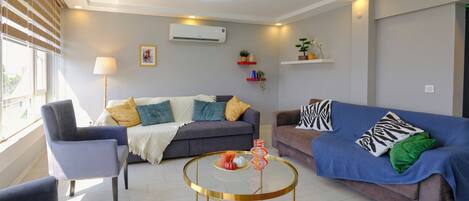 Luxury Condo, 1 Queen Bed with Sofa bed, Kitchen, Sea View | Living room