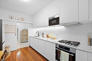 Refrigerador, microondas, horno y parrilla de estufa