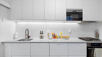 Geladeira, micro-ondas, fogão, cooktop