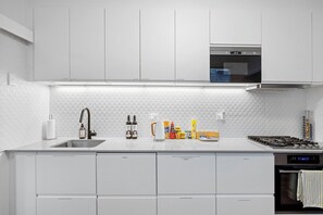 Geladeira, micro-ondas, fogão, cooktop