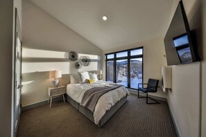 2 bedrooms, desk, iron/ironing board, WiFi