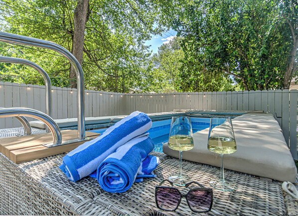 Outdoor pool - Newly Renovated! Pool and Patio I Mins to DT (Austin)