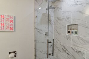Shower, hair dryer, towels, soap - Newly Renovated! Pool and Patio I Mins to DT (Austin)