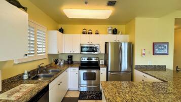 Geladeira, micro-ondas, fogão, cooktop