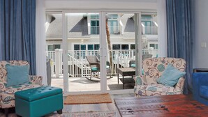Ein Wohnzimmer mit Blick auf einen Balkon und ein Gebäude.