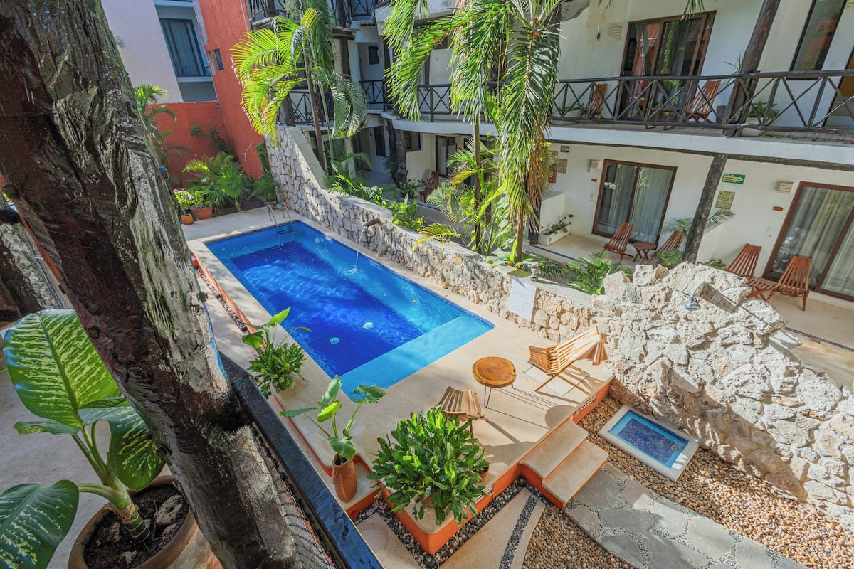 Ático familiar, cocina, vistas a la piscina | Vistas al patio