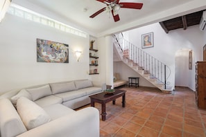 Penthouse Keluarga, dapur, pemandangan kolam renang | Area keluarga