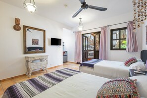 Caja de seguridad en la habitación y tabla de planchar con plancha 