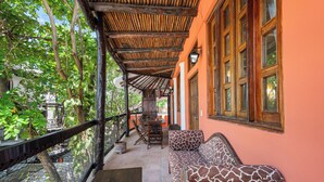 Penthouse Keluarga, dapur, pemandangan kolam renang | Teras/patio