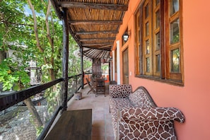 Penthouse Keluarga, dapur, pemandangan kolam renang | Teras/patio