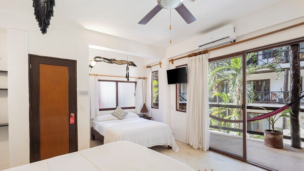 Kamar Quadruple Tradisional, 2 Tempat Tidur Double, pemandangan kolam renang