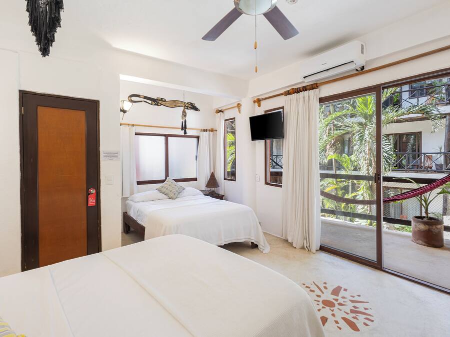 Traditionele vierpersoonskamer, 2 tweepersoonsbedden, uitzicht op zwembad | Een kluis op de kamer, individueel gedecoreerd, individueel gemeubileerd