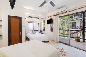 Phòng 4 truyền thống, 2 giường đôi, quang cảnh hồ bơi | Két bảo mật tại phòng, trang trí khác biệt 