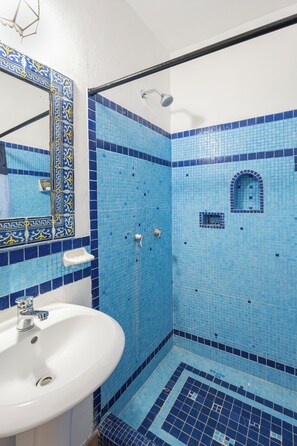 Habitación tradicional doble, 1 cama de matrimonio, balcón, vistas a la piscina | Caja fuerte, decoración individual, mobiliario individual