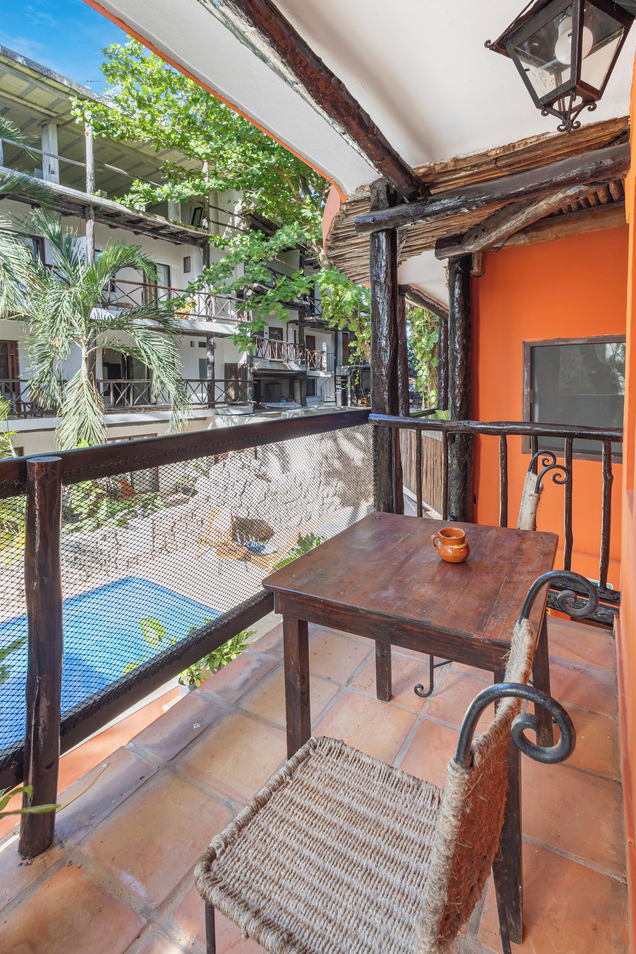 Chambre Double Tradition, 1 grand lit, balcon, vue piscine | Coffres-forts dans les chambres, décoration personnalisée