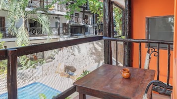 Chambre Double Tradition, 1 grand lit, balcon, vue piscine | Coffres-forts dans les chambres, décoration personnalisée