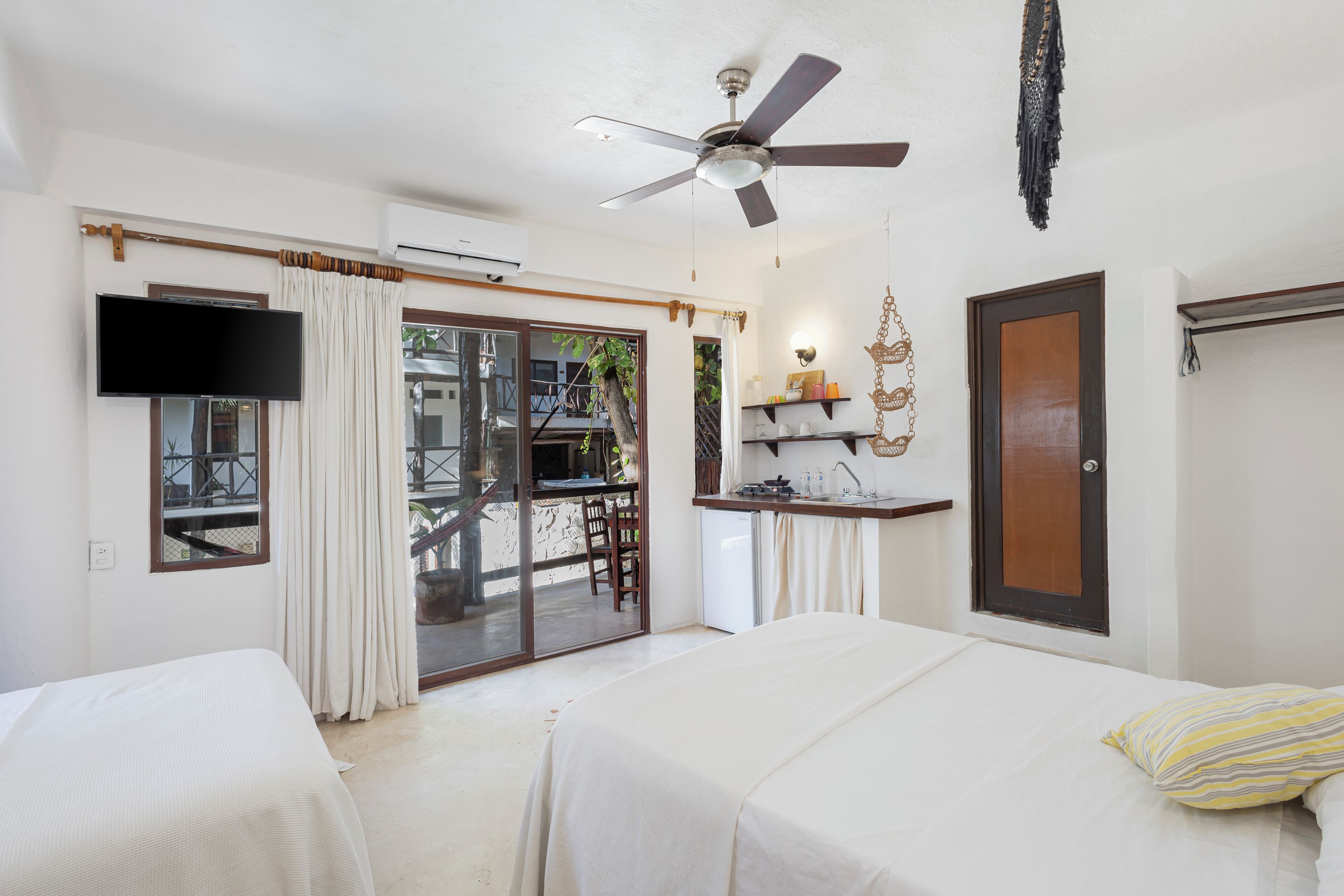 Chambre Quadruple Tradition, 2 lits doubles, vue piscine | Coffres-forts dans les chambres, décoration personnalisée