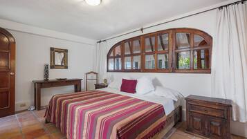 Familien-Penthouse, Küche, Poolblick | Zimmersafe, Bügeleisen/Bügelbrett, kostenloses WLAN, Bettwäsche