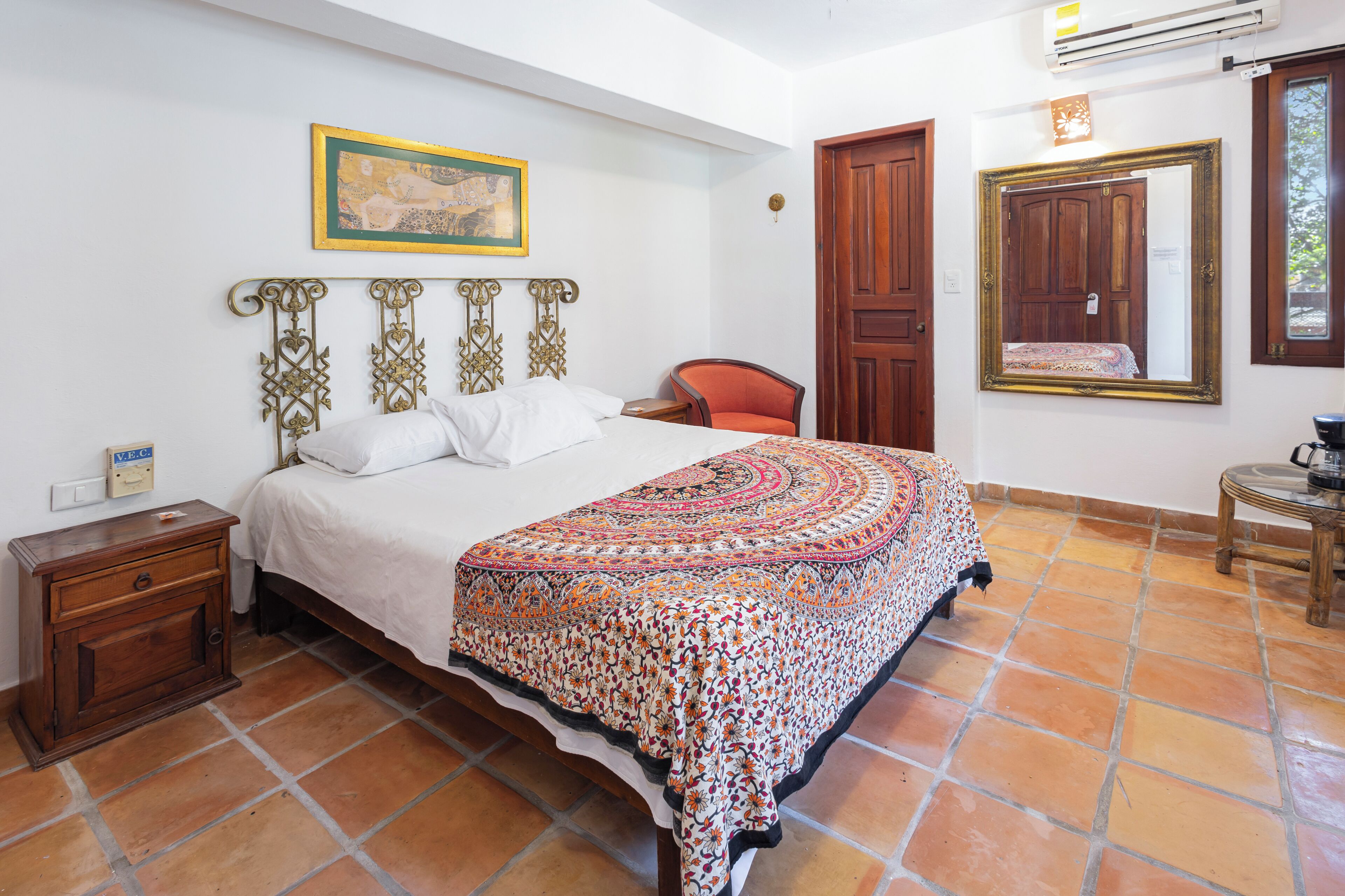 Traditionelt dobbeltværelse - 1 queensize-seng - balkon - udsigt til pool | Pengeskab på værelset, individuelt design, individuel indretning