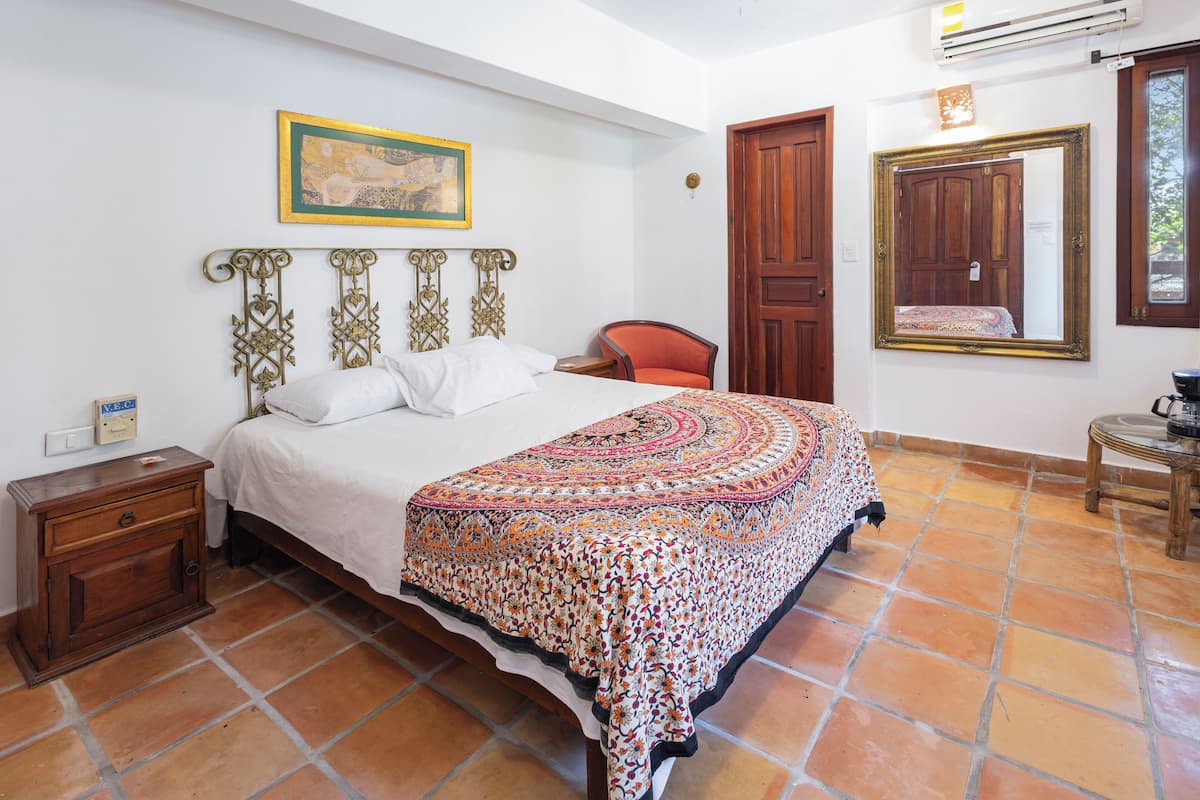 Habitación doble tradicional, 1 cama Queen size, balcón, vista a la alberca | Caja de seguridad en la habitación y decoración personalizada