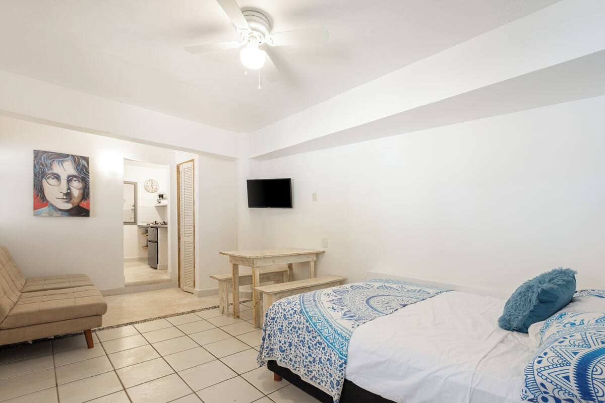 Traditionele vierpersoonskamer, 1 queensize bed met slaapbank, kitchenette, uitzicht op zwembad | Een kluis op de kamer, een strijkplank/strijkijzer, gratis wifi