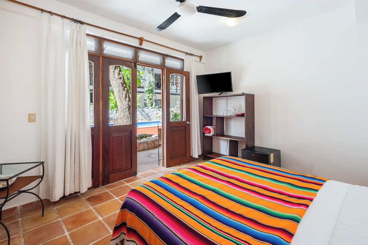 Kamar Basic, pemandangan kolam renang | Brankas, setrika/meja setrika, Wi-Fi gratis, dan seprai linen