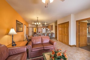 Living area - Westgate Branson Woods NYE 2Bedroom Villa. (Branson)