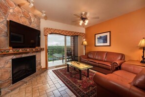 Living area - Westgate Branson Woods NYE 2Bedroom Villa. (Branson)