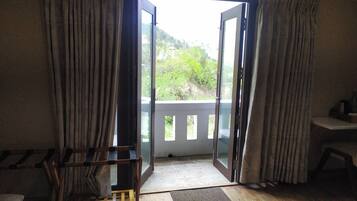 Habitación doble, balcón, vista a la montaña | Terraza o patio