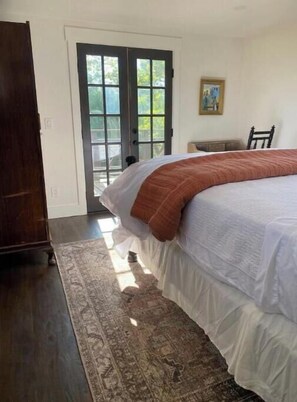 1 soverom, skrivebord, internettilgang og sengetøy