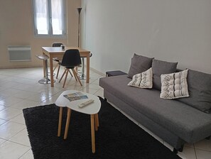 Smart TV - PORNIC apartment near train station, Old Port, Thalasso, do everything on foot and enjoy! (Pornic)