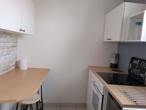 Fridge, microwave, oven, stovetop - PORNIC apartment near train station, Old Port, Thalasso, do everything on foot and enjoy! (Pornic)