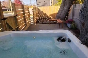 Outdoor spa tub - *the Michigander* Entire Queen BR suite!
@MicroLux (Royal Oak)