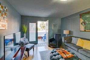 Standard Condo, 2 Bedrooms, Non Smoking, Pets allowed | Living area