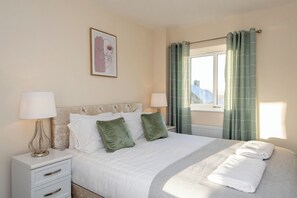 3 عدّة غرف نوم ومكواة/لوح كي وواي فاي وملاءات أسرّة