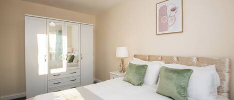 3 bedrooms, iron/ironing board, WiFi, bed sheets