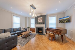 Maison Luxe, 6 chambres, piscine privée, vue piscine | Salle de séjour | TV connectée de 55 pouces avec chaînes par câble, cheminée