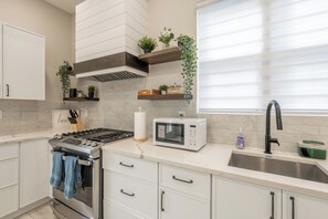 Maison Luxe, 6 chambres, piscine privée, vue piscine | Cuisine privée | Cafetière/bouilloire, bouilloire électrique, serviettes en papier