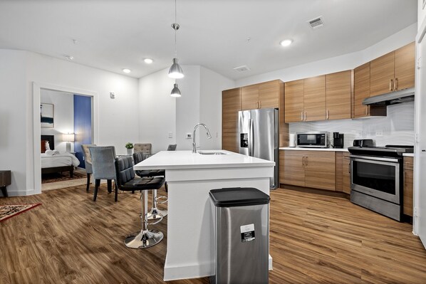 Jääkaappi, mikroaaltouuni, uuni, liesi