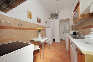 ثلاجة، ميكروويف، فرن، موقد طهي مسطح