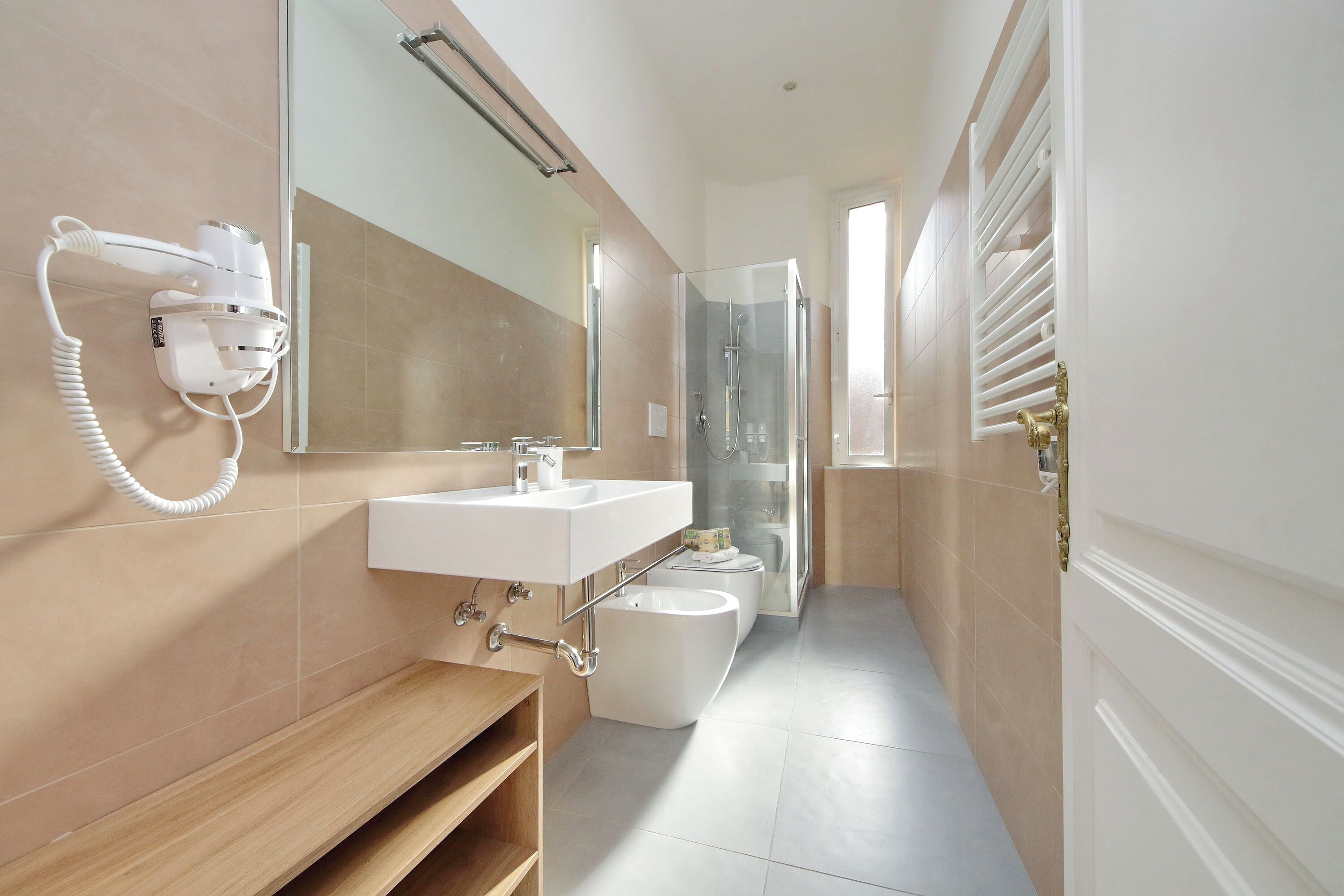 Douche, sèche-cheveux, bidet, serviettes fournies