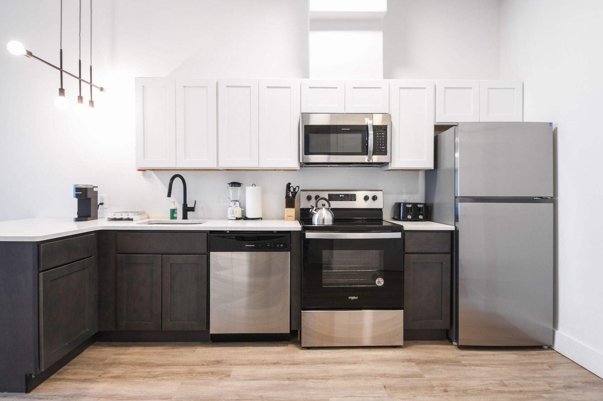 Jääkaappi, mikroaaltouuni, uuni, liesi