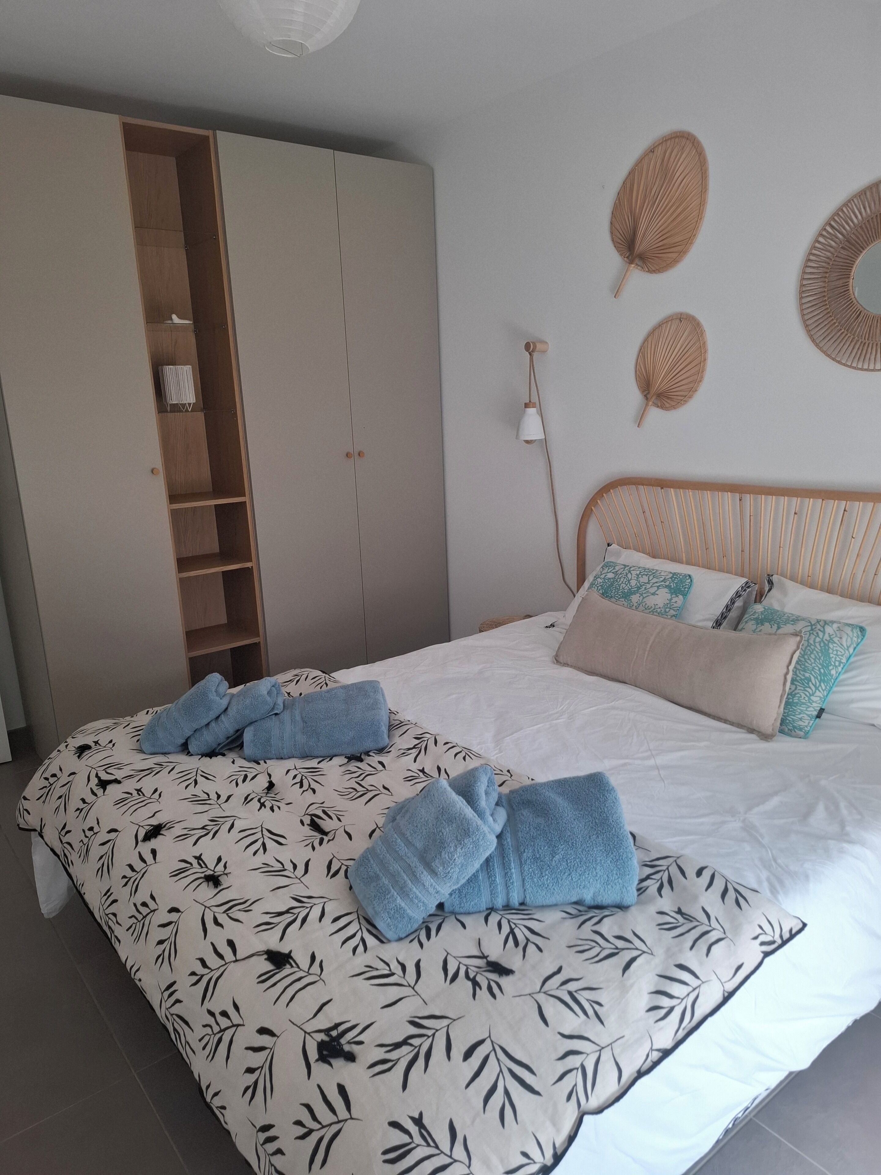Quarto com cama, guarda-roupa e decoração de parede.