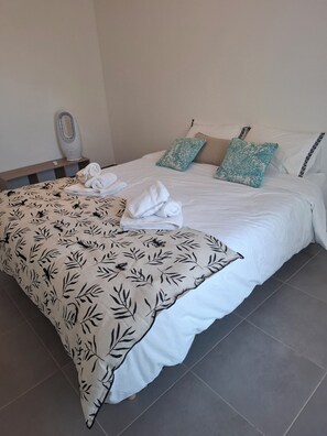 1 bedroom, bed sheets