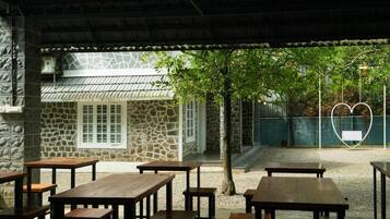 House, 4 Bedrooms, Accessible, Smoking | Dining