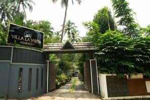 บ้านพัก, 4 ห้องนอน, พร้อมสิ่งอำนวยความสะดวกสำหรับผู้พิการ, สูบบุหรี่ได้ | สวน