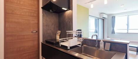 Een koelkast, een microgolfoven, een kookplaat