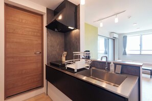 ثلاجة، ميكروويف، موقد طهي مسطح، مستلزمات طهي/أطباق/أوعية