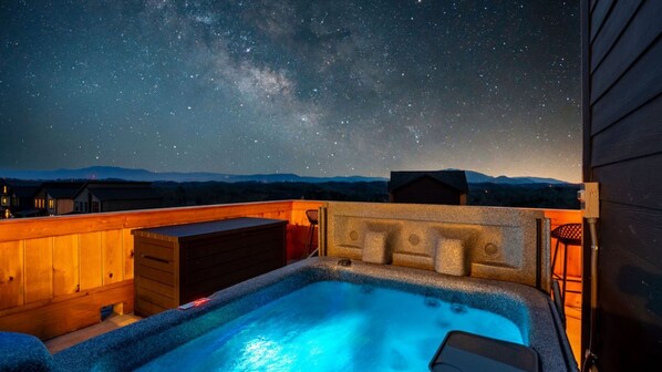 Outdoor spa tub