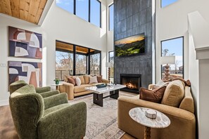 Smart TV, fireplace